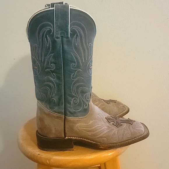 Boots - Picture 4 of 6